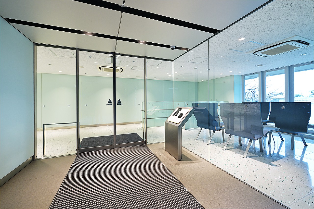 エントランスはオートロック付きです。室内から事前に来訪者を確認してから、応対できます。セキュリティ面を重視する方にもおすすめです。