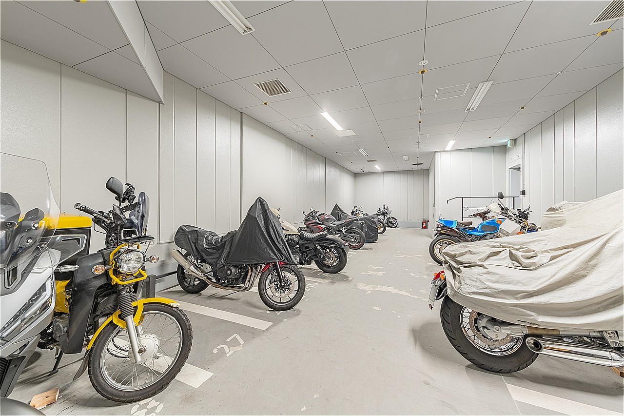 敷地内には屋内型のバイク置場もあります。バイク置場の月額使用料は3000円です。※最新の空き状況など、詳細はお問い合わせくださいませ。