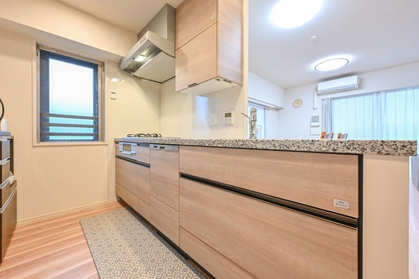 御影石カウンタートップ天板を採用したシステムキッチンです。