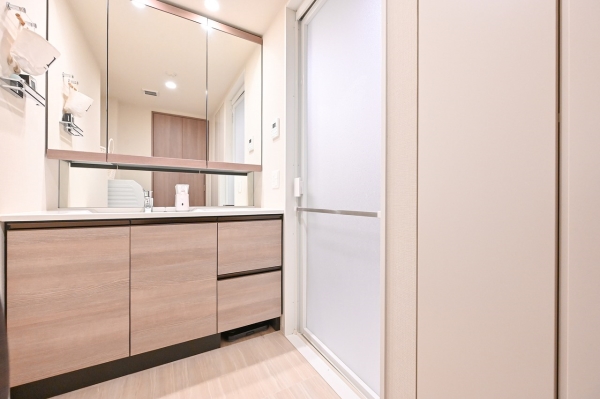 化粧品などの収納に便利な三面鏡収納を採用しています。