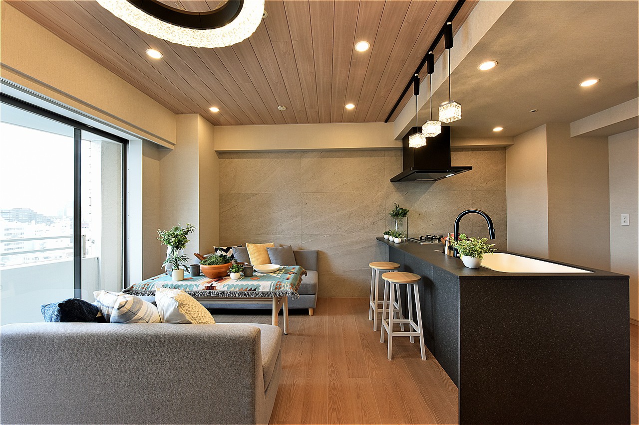 デザイン性のある壁材が施され、おしゃれな雰囲気が漂うLDK。窓から豊かな陽光が注ぐ、心地よい空間です。