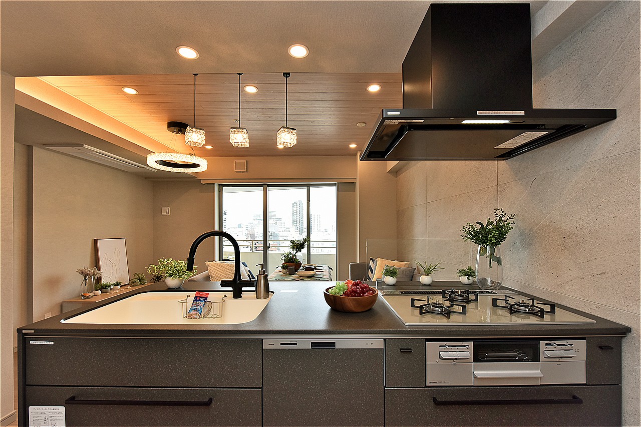 開放感のある対面式キッチンが採用されています。ディスポーザーや食器洗乾燥機などが備わり、家事の時短が叶います。