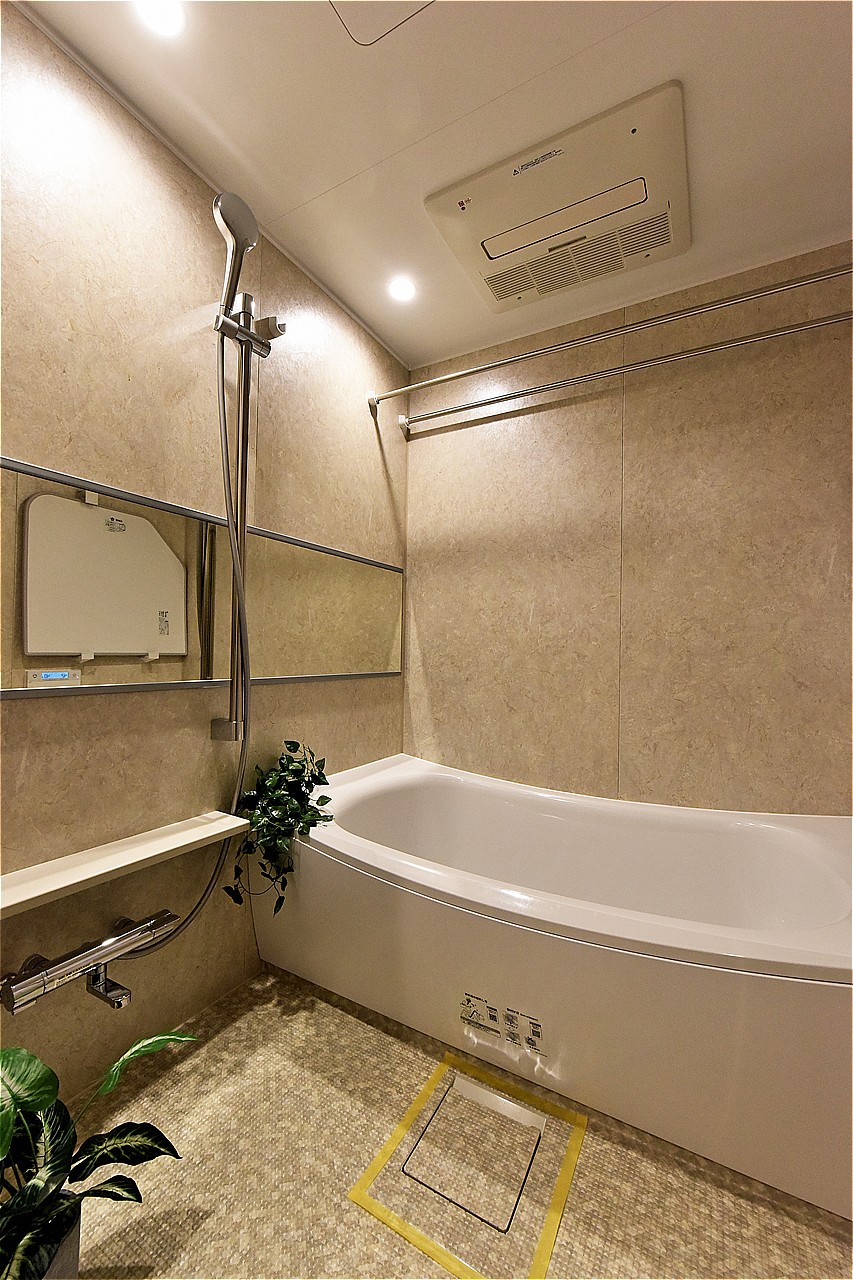 横長のミラーが設置された浴室です。ハンガーパイプ・浴室換気乾燥機付きのため、天候や時間帯を気にすることなく、洗濯物が乾かせます。