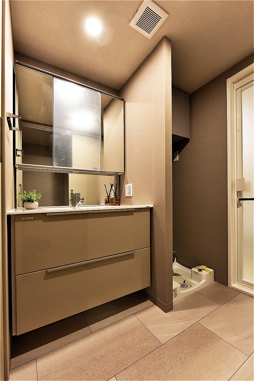 洗面室にはシャワー付きの洗面化粧台が備わっています。鏡裏・洗面ボウル下に収納があり、洗面用品や化粧品などが収納できます。