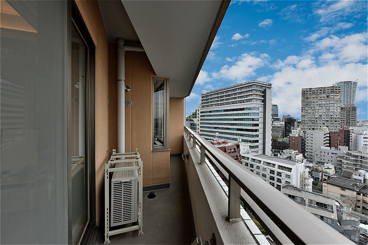 全居室に面した7.97㎡のバルコニー。11階部分のため通行人の視線が気になりにくく、プライバシーが保たれやすいです。