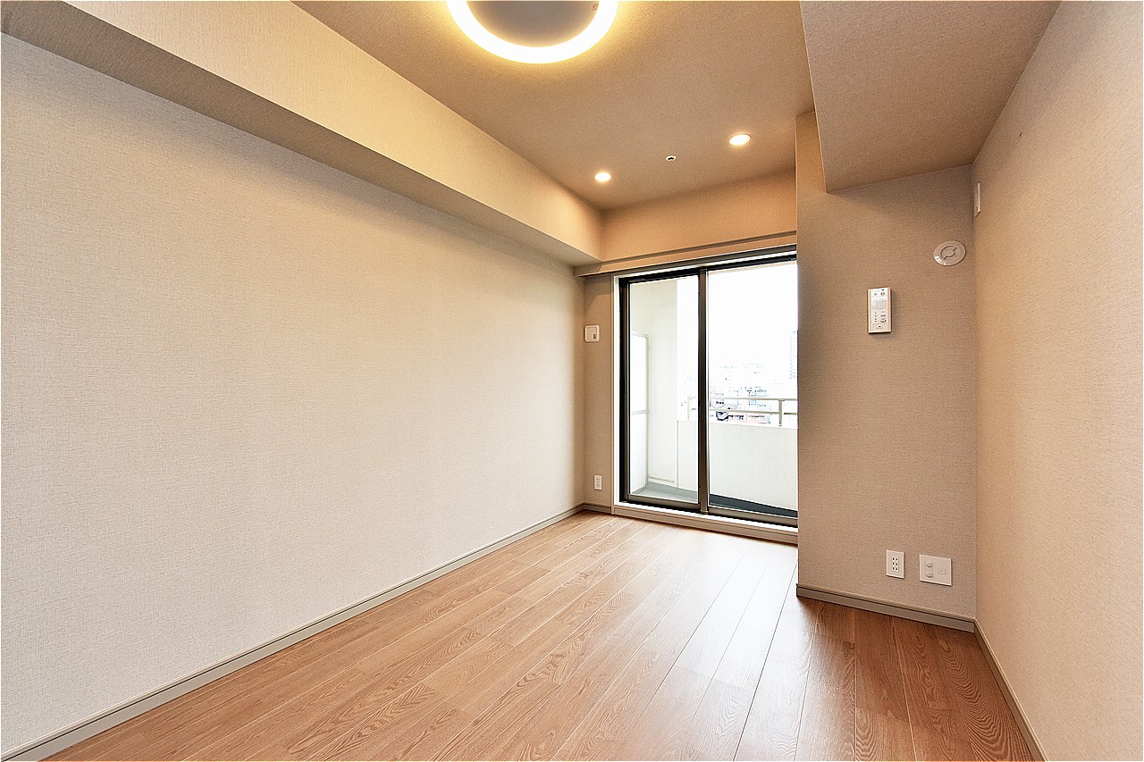 約6.6帖の洋室。白いクロスが光をやさしく反射し、室内に自然な明るさと開放感を演出します。