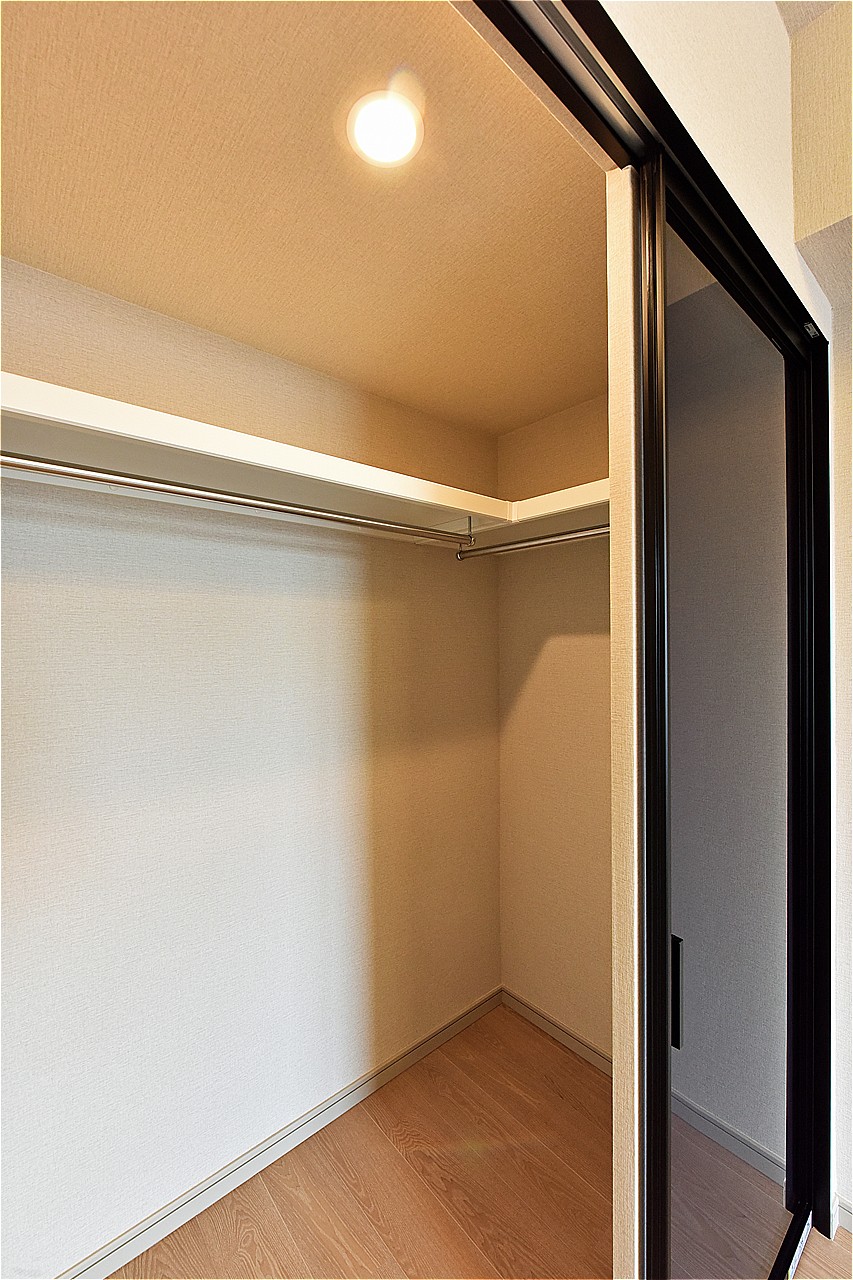 約6.6帖の洋室にはWICが備わっています。ハンガーパイプ・枕棚付きで、衣類や小物をすっきりと収納できます。