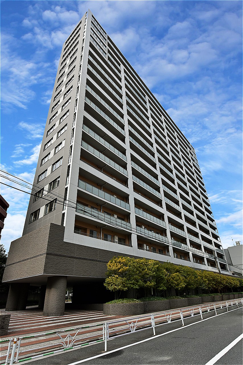 スタイリッシュな外観と緑豊かな植栽が調和したマンション。大切なペットと一緒に暮らせます(規約による制限有)。