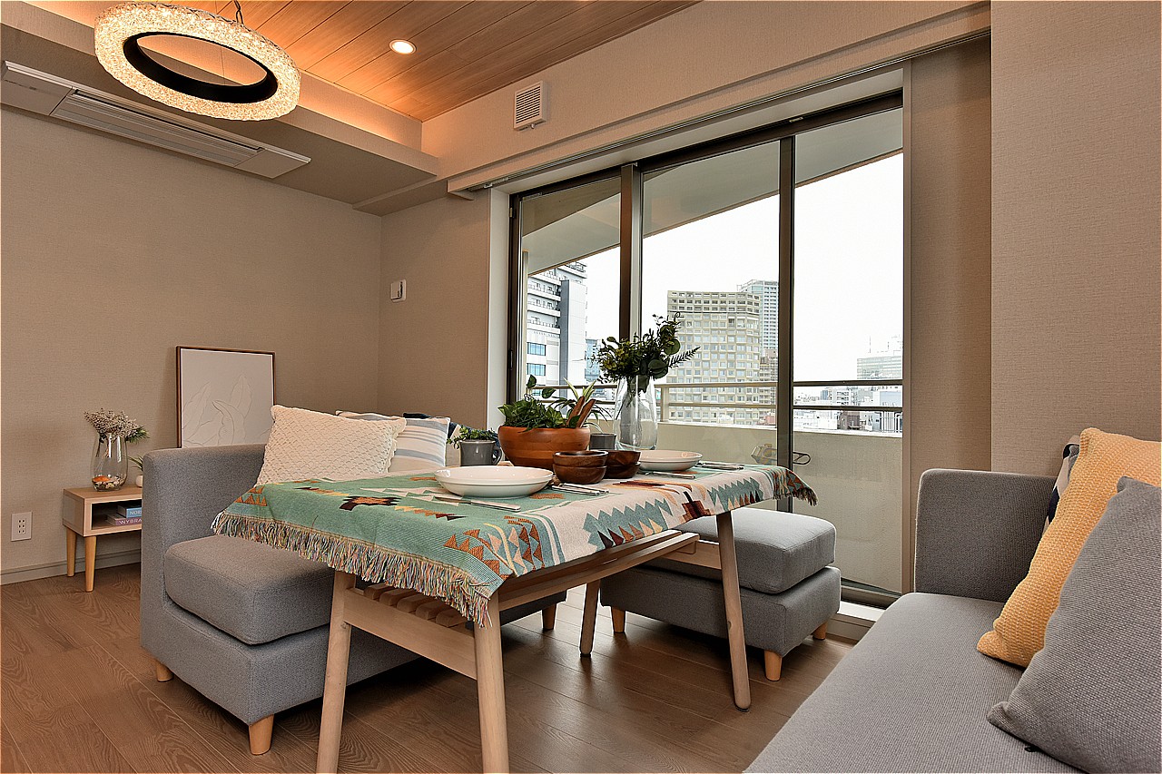 やさしい色合いでまとめられたLDKには、天井カセット式エアコンが備わっています。室内の見た目をすっきりと整えつつ、季節を問わず快適な温度で過ごせる空間です。