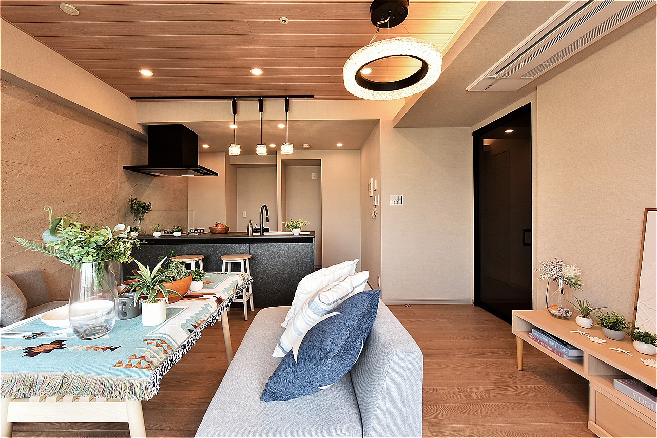 ダークカラーのキッチンや建具が空間にアクセントを添えています。お好みの家具を配置してインテリアを楽しめます。