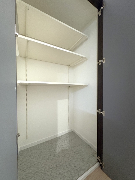 玄関廊下には収納がございます。