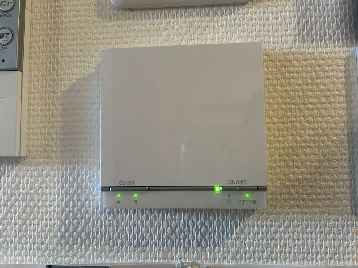 リビングには足元からお部屋を暖める床暖房付き。埃が舞い上がりにくく小さなお子様にも安心です。