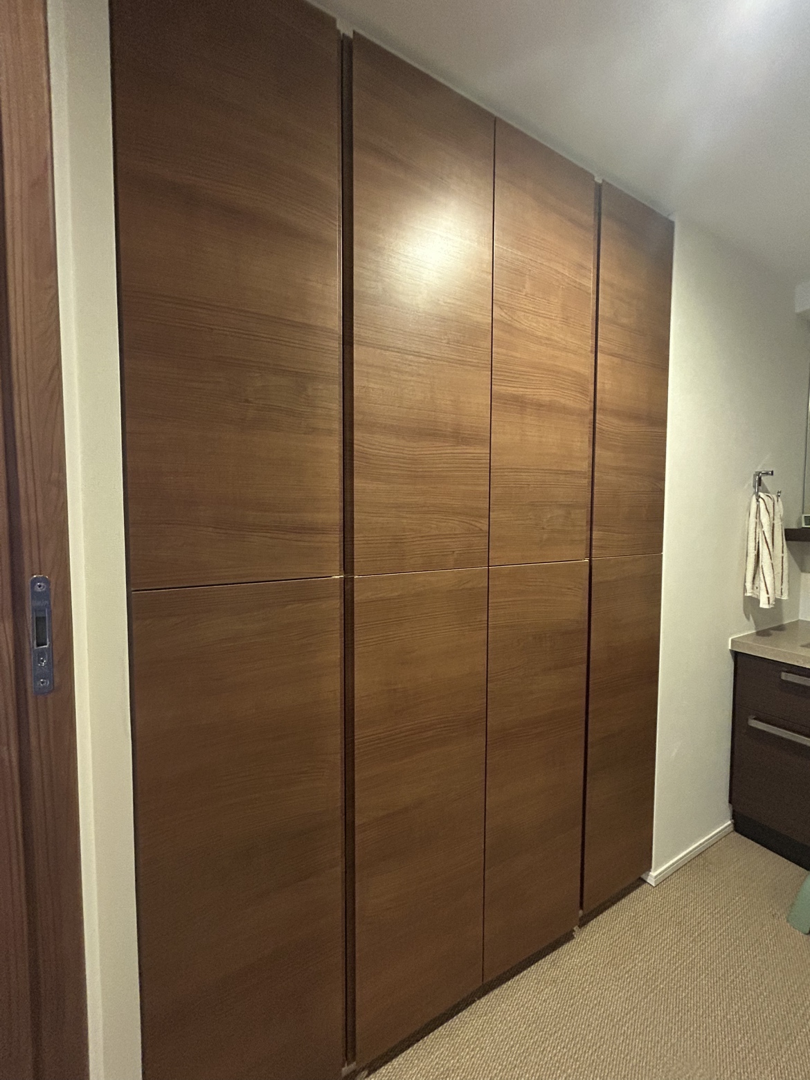 洗面所には大きなリネン庫がありタオルや洗剤などの収納ができます。