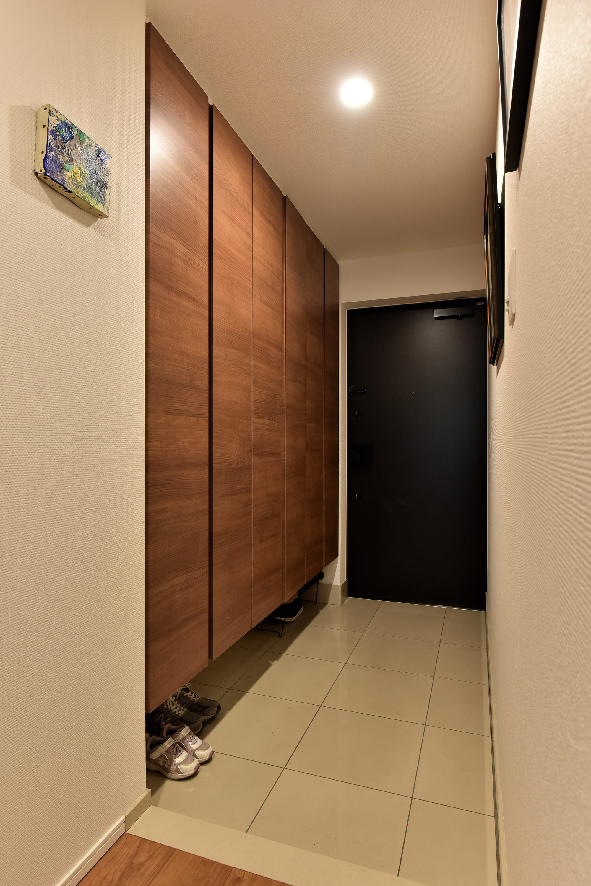 玄関には大きなシューズボックス付きで家族の靴がたっぷり収納可能。すっきりとした玄関に。