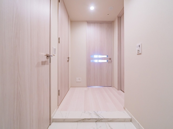 玄関には収納力が高いシューズインクローゼットがございます。