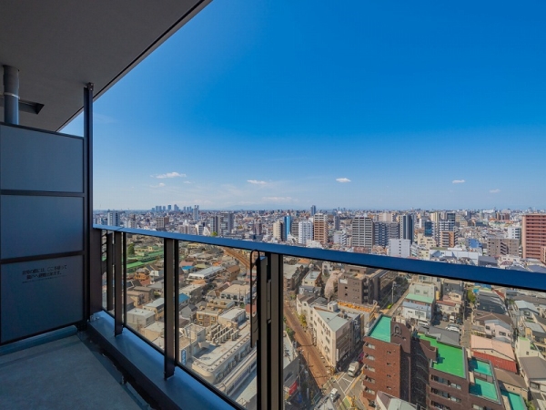 眺望が魅力なバルコニーは、自然光を取り込めるガラス手摺設置。