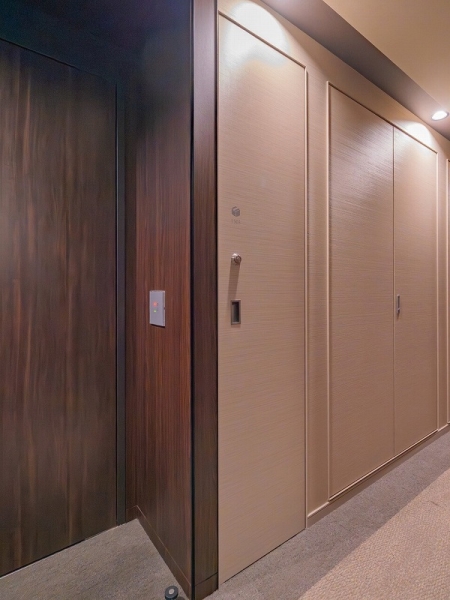 共用廊下玄関横には、宅配物受け取りに便利な個別宅配ボックス有り。