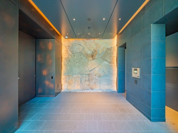 落ち着きのあるエントランスには重厚感のある天然石を採用