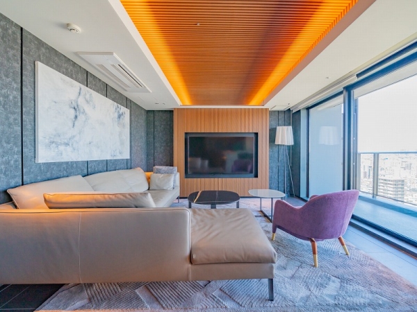 ダークトーンのオーナーズラウンジ