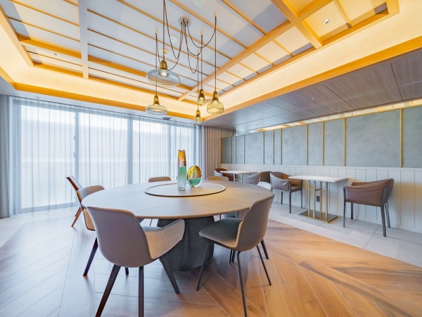 多様なニーズに応えるカフェのような雰囲気の「コンフォートラウンジ」