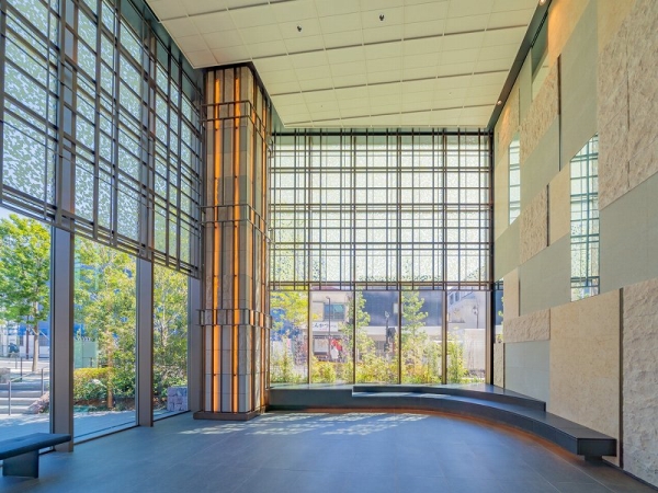 デザイン性の高い2層吹き抜けのエントランスホール