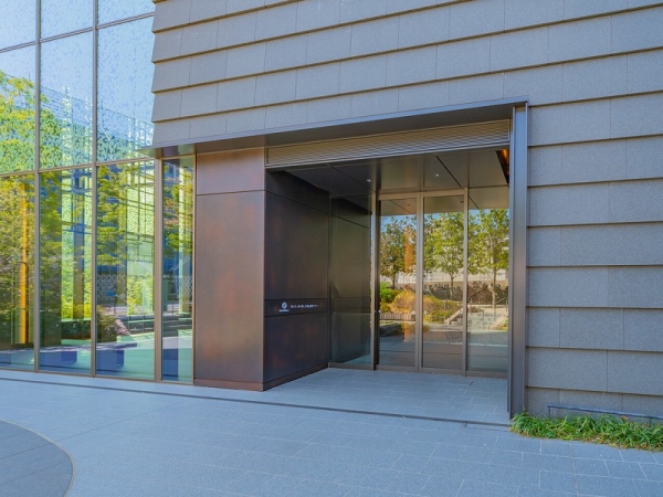 緑豊かな空間を提供するメインエントランス