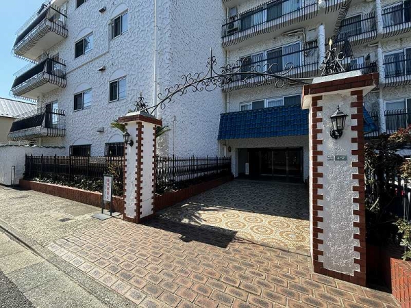 秀和シリーズらしさのあるマンション入り口