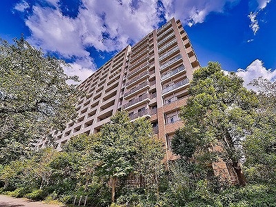 重厚感のある佇まいが印象的な大規模レジデンス。