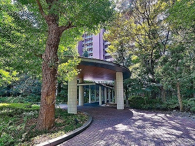 緑に包まれた、落ち着きあるエントランスアプローチ。