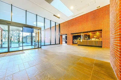 明るく開放感のあるホテルライクなロビー。