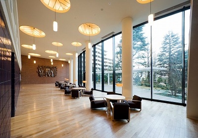 管理体制の良さを感じる、開放的なエントランスホール。