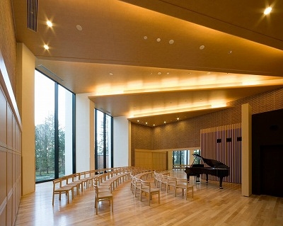 天井高と木質感が心地よい、多目的に使える共用ホール。