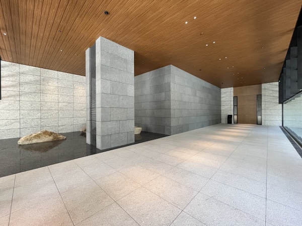 天井が高く開放感のあるエントランス部分