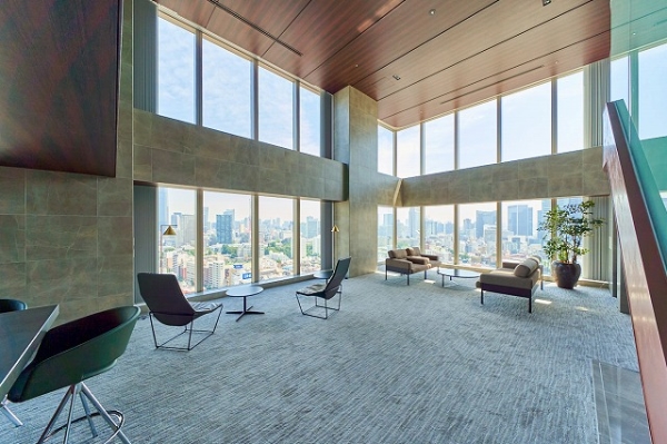 都心の一望できる共用部分のスカイラウンジ