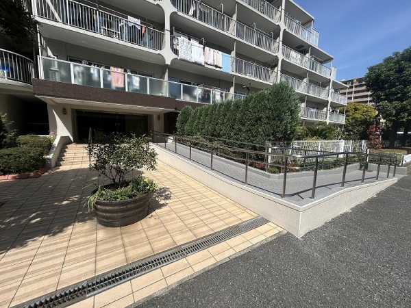 エントランスにはスロープがございます（2026年4月撮影）