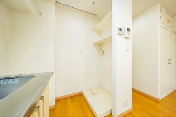 洗濯機スペース上部には便利な物干しを造作