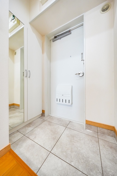 玄関には便利な姿見がございます