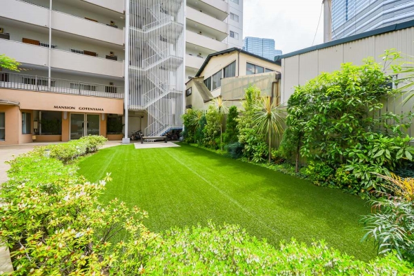 エントランス前にはおしゃれな中庭がございます