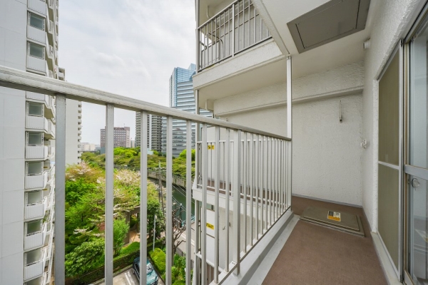 開放感のあるL字のバルコニー