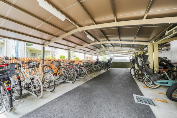雨をしのげる屋根付きの駐輪場