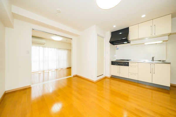 白を基調とした明るい室内です