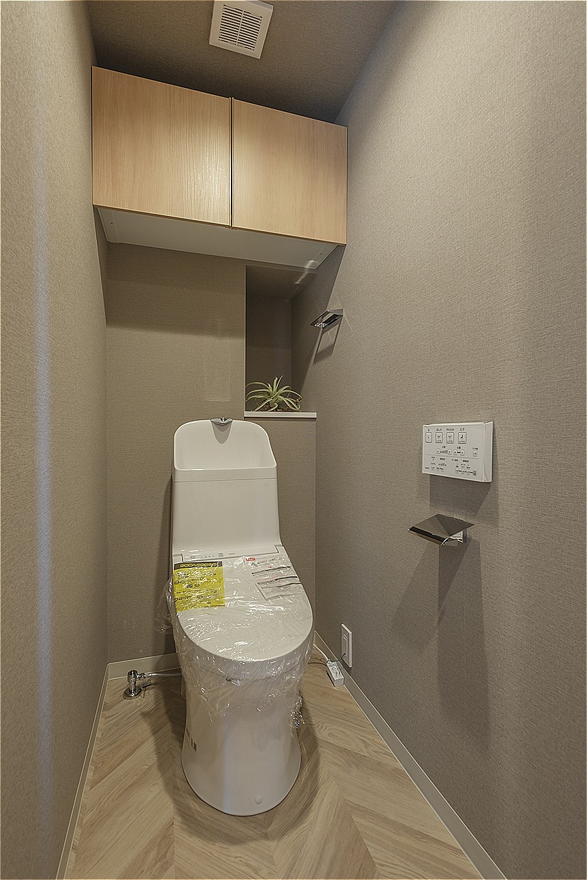 毎日快適にお使いいただける、温水洗浄便座付きのトイレです。芳香剤など小物を置くことができるスペースもございます。