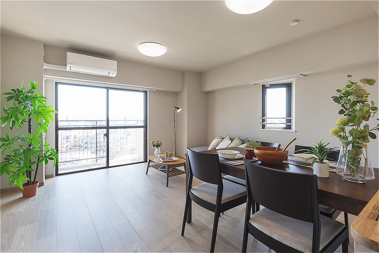 南東側がバルコニーに面した角部屋です。リビングは南西側にも窓がある2面採光ですので、ご家族が集まる空間にたっぷりと陽光が降り注ぎます。