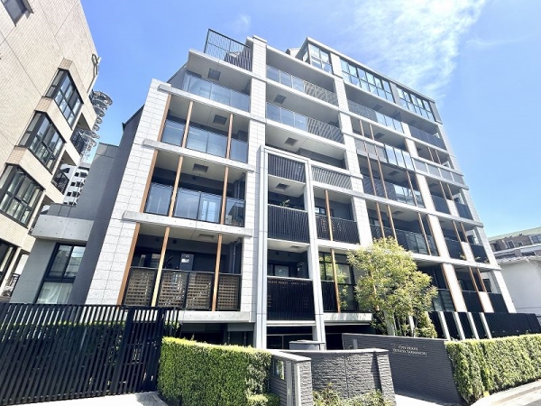 大通りから奥まった閑静な邸宅