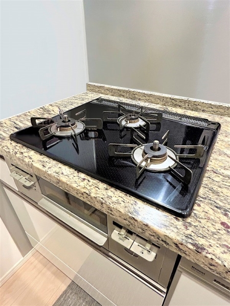 お料理する方にも優しい3口コンロ