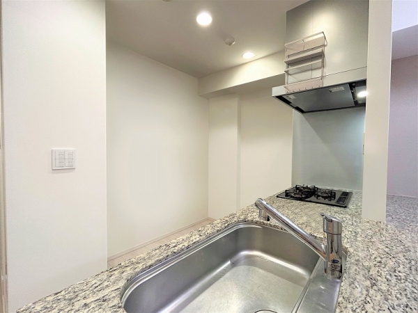 家族との時間を楽しめる対面キッチン（家具消去のCG加工済みです）