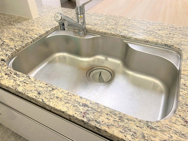 水の当たる音を低減した静音シンク（家具消去のCG加工済みです）