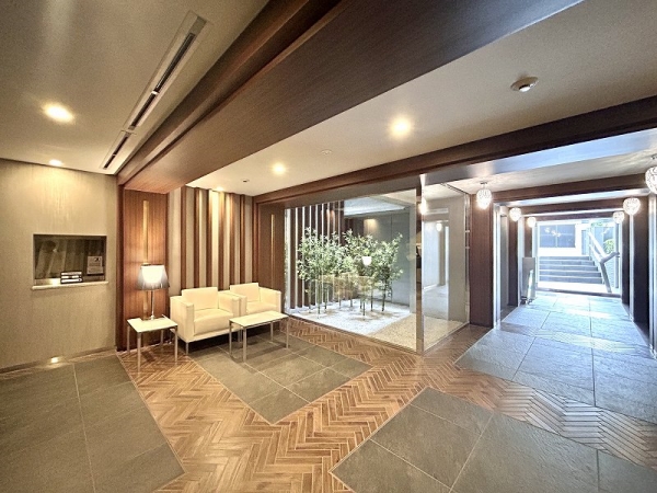 落ち着きのある迎賓空間≪エントランス≫