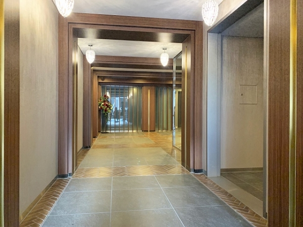 広々とした開放廊下