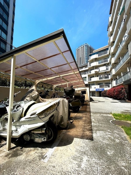 敷地内にバイク置場がございます。